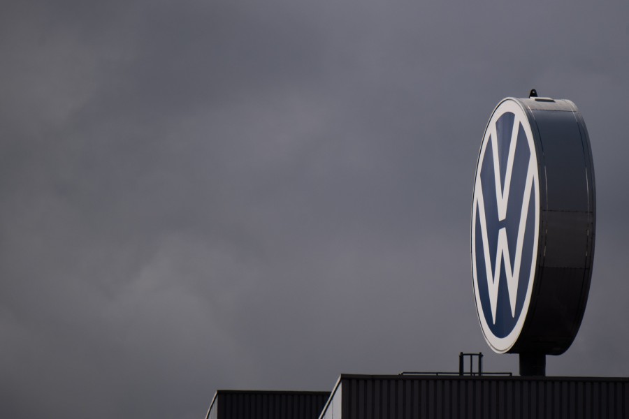 Die Chipkrise und weitere Zulieferprobleme haben die Verkäufe bei VW noch einmal empfindlich abrutschen lassen. (Symbolbild)
