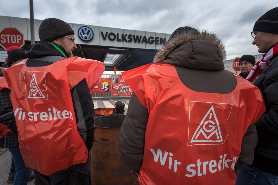 VW: Der Streit zwischen dem Autokonzern und seinen Mitarbeitern hält schon länger an. (Symbolbild)