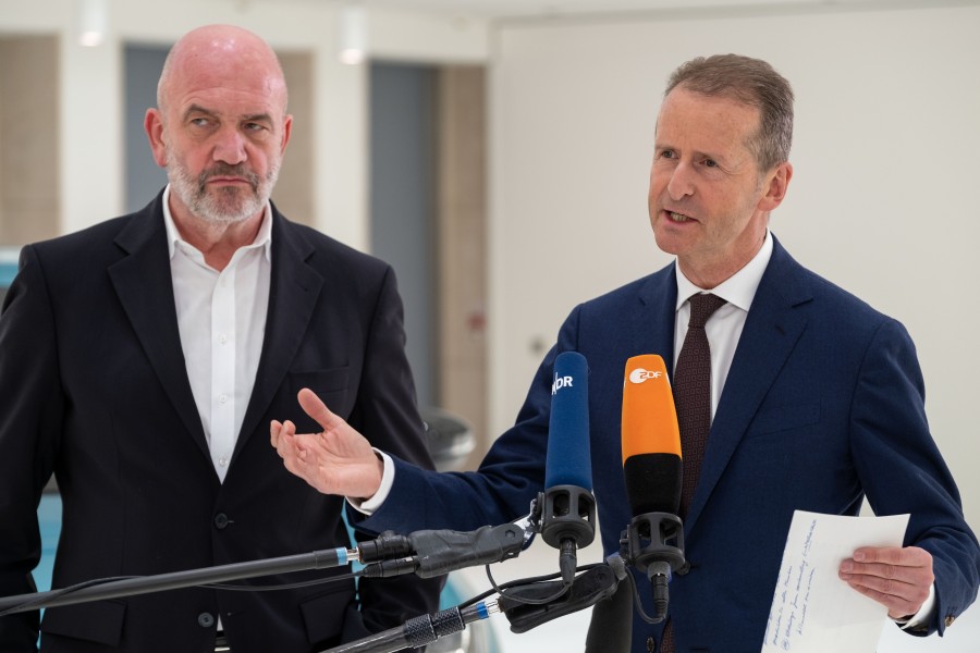 Zwischen VW-betriebsratschef Bernd Osterloh (Links) und Konzernschef Herbert Diess hatte es zuletzt immer mal wieder geknirscht. (Archivbild)