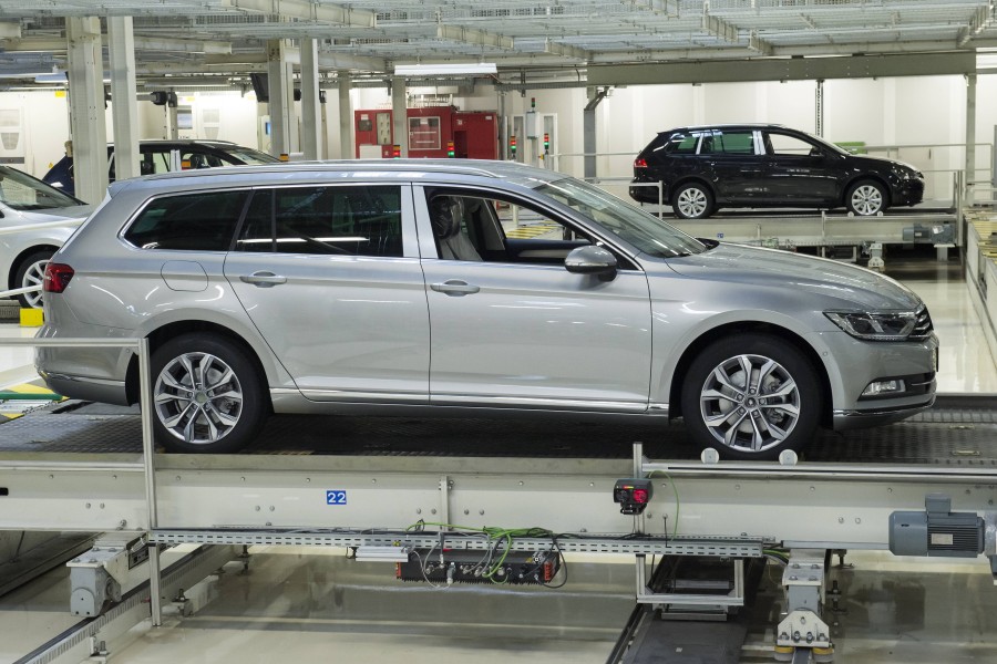 Der VW Passat in der Produktion. (Archiv)