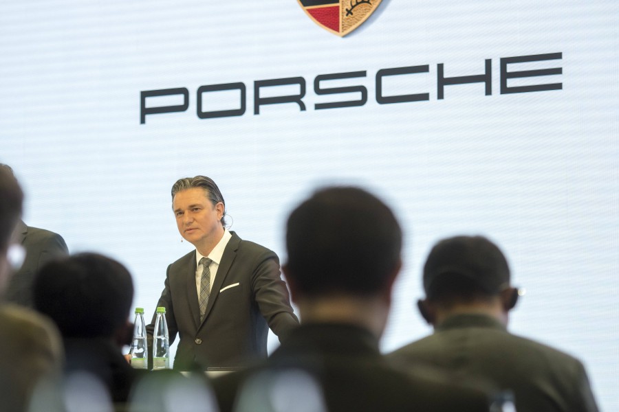 VW-Chef Herbert Diess und Porsche-Vorstand Lutz Meschke, hier auf einer Pressekonferenz im Jahr 2019, sind sich über den Börsengang Porsches uneinig. (Archiv)
