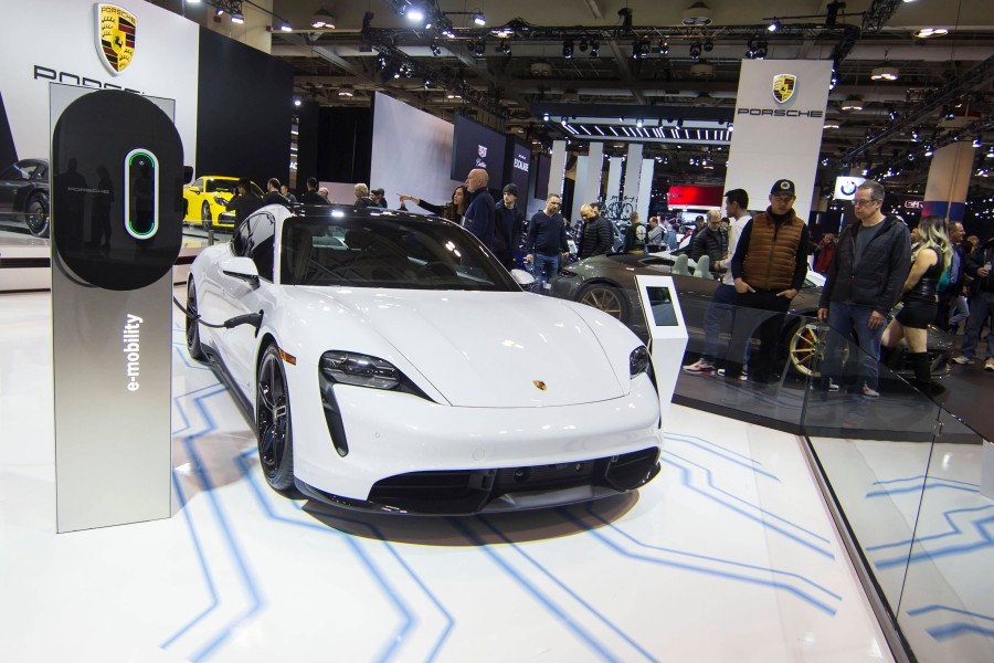VW-Tochter Porsche präsentiert den Taycan während der Canadian Autoshow in Toronto im Jahr 2020 (Archiv).