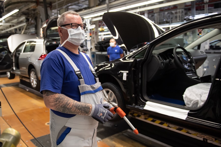 Auch in den VW-Werken wird Maske getragen. (Archivbild)