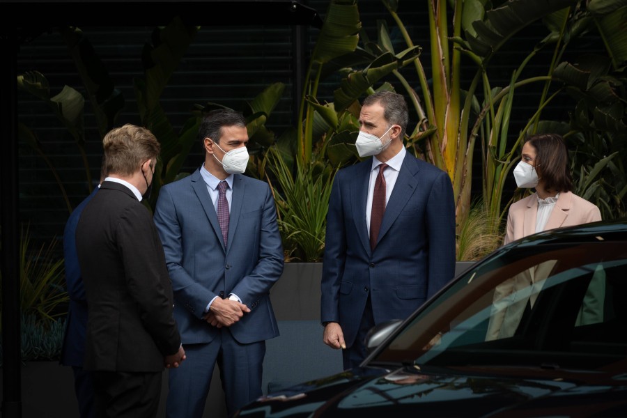 VW-Chef Herbert Diess (dritter von links) mit Präsident Pedro Sanchez, König Felipe und Rexes Maroto, Ministern für Industrie, Handel und Tourismus. 
