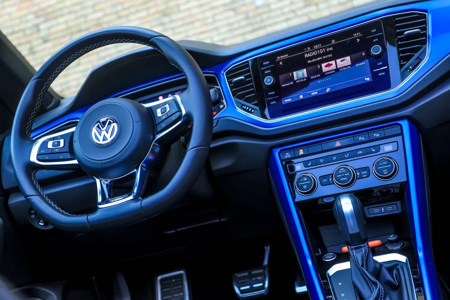 VW bringt ein mattes T-Roc Cabrio auf den Markt. Hier die Innenausstattung eines Modells aus dem Jahr 2020.