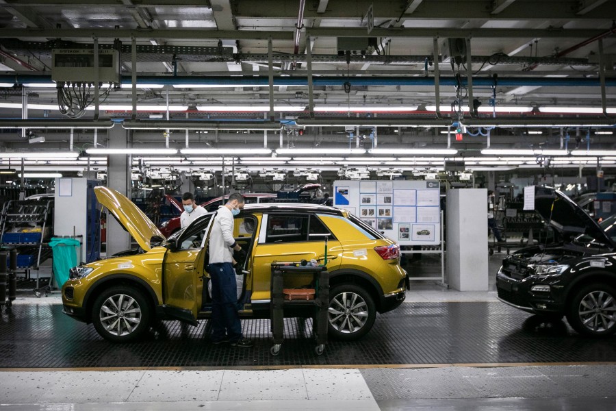 Müssen VW-Mitarbeiter bald mehr arbeiten? (Symbolbild)