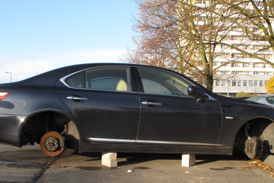 Ein Auto, das nach dem Räder-Diebstahl auf Backsteinen aufgebockt zurückgelassen wurde. (Symbolbild)