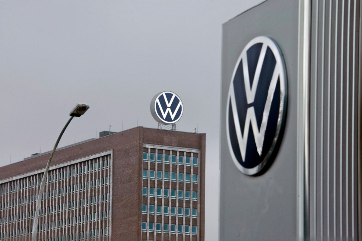 vw wolfsburg logo grauer himmel wolken