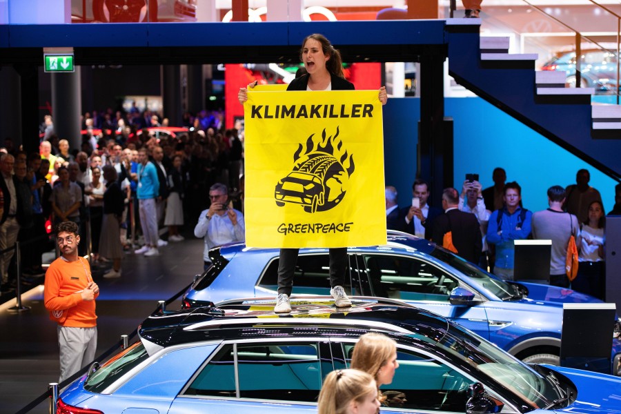 VW: Greenpeace bei einer Aktion auf dem IAA-Messestand von Volkswagen im Jahr 2019. Vor der IAA 2021 drohen sie mit einer Klage. 