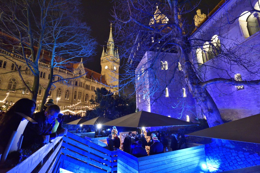 Stimmungsvoll beleuchtet sind die Weihnachtsmarkt-Flöße im historischen Burggraben. (Archivbild)