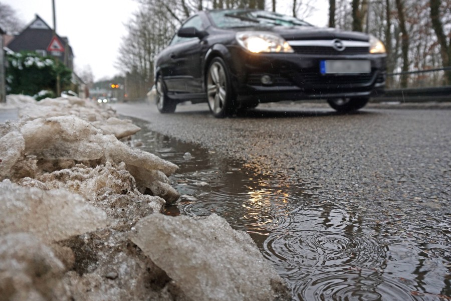 Wetter in Niedersachsen: Autofahrer sollten am Wochenende wegen glatter Straßen besonders viel Acht geben. 