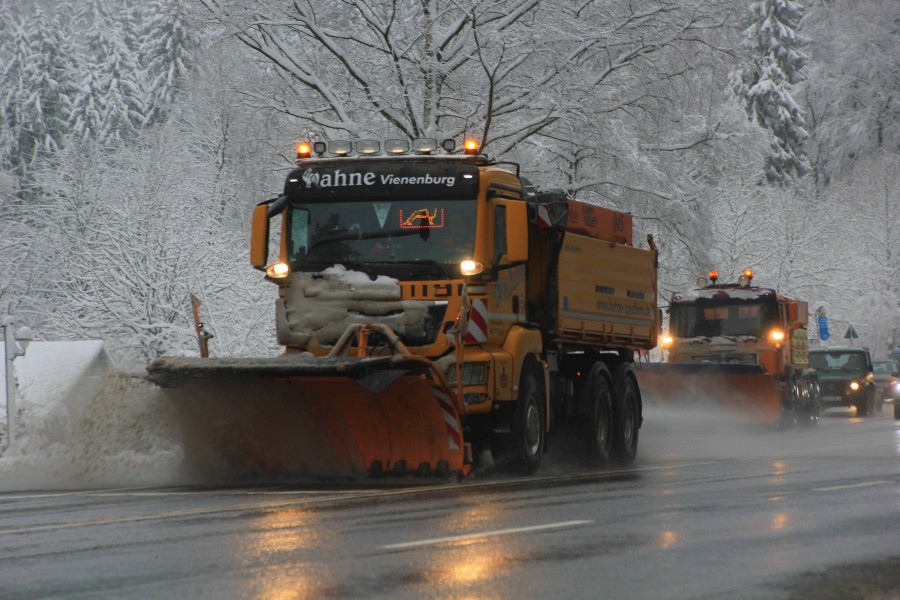 Der Winterdienst ist in dieser Woche auf den Straßen in Niedersachsen im Einsatz. 