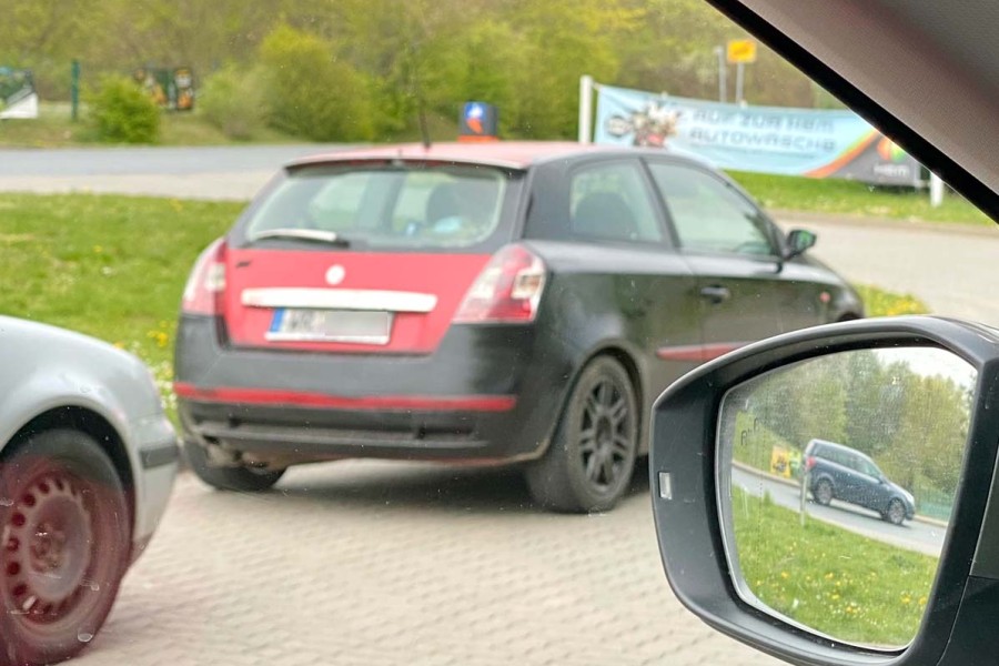 Die Polizei sucht den Fahrer des schwarz-roten Fiats im Kreis Wolfenbüttel.