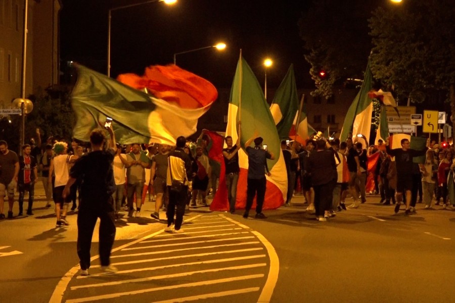 Tausende Italiener zogen in der Nacht durch Wolfsburg.