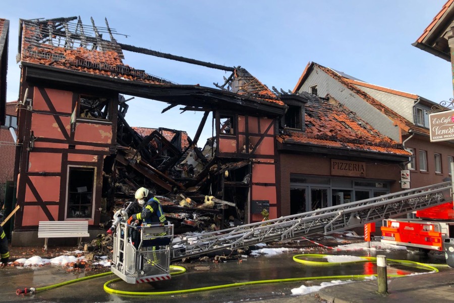 Brand in Wolfsburg: Das Fachwerkhaus in Fallersleben stürzte nach dem Flammen-Inferno ein. 