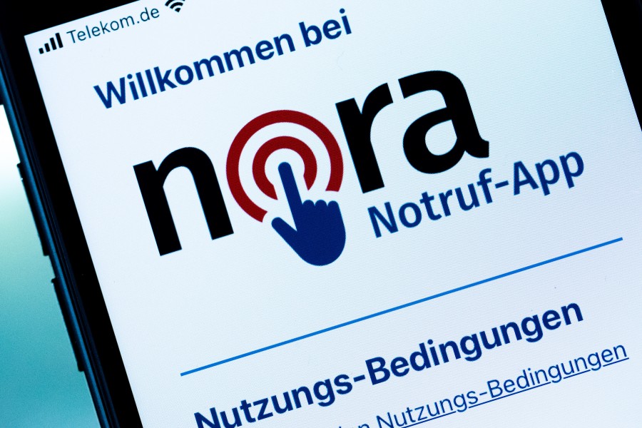 Ein Fake-Notruf über die Nora-App hat in Wolfsburg zu einem Großeinsatz geführt. Jetzt hat die Polizei eine Tatverdächtige ermittelt. (Symbolbild)