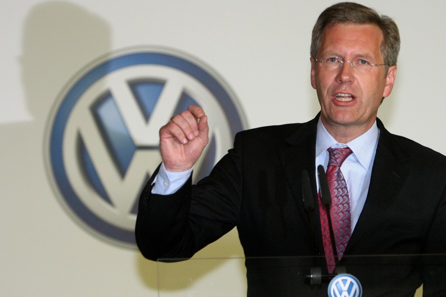 Christian Wulff (CDU) spricht 2008 auf einer VW-Betriebsversammlung in Wolfsburg. (Archivbild)
