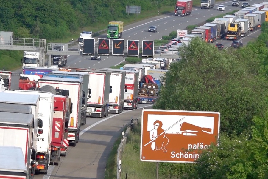 Die Blechlawine auf der A2 bei Helmstedt war am Morgen nach dem Lkw-Unfall mehrere Kilometer lang.