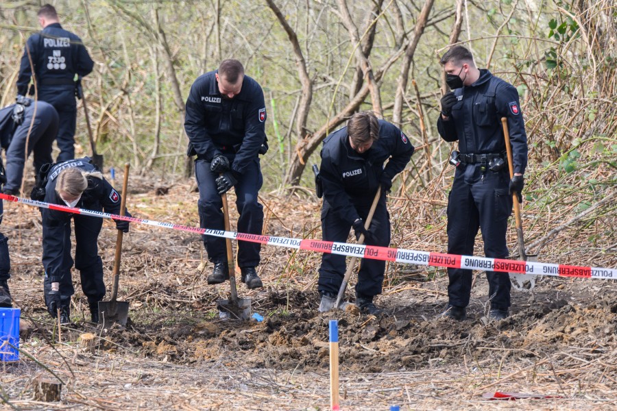Polizisten am Fundort der Knochenteile in einem ehemaligen Waldgebiet in Braunschweig-Rautheim. (Archivbild)