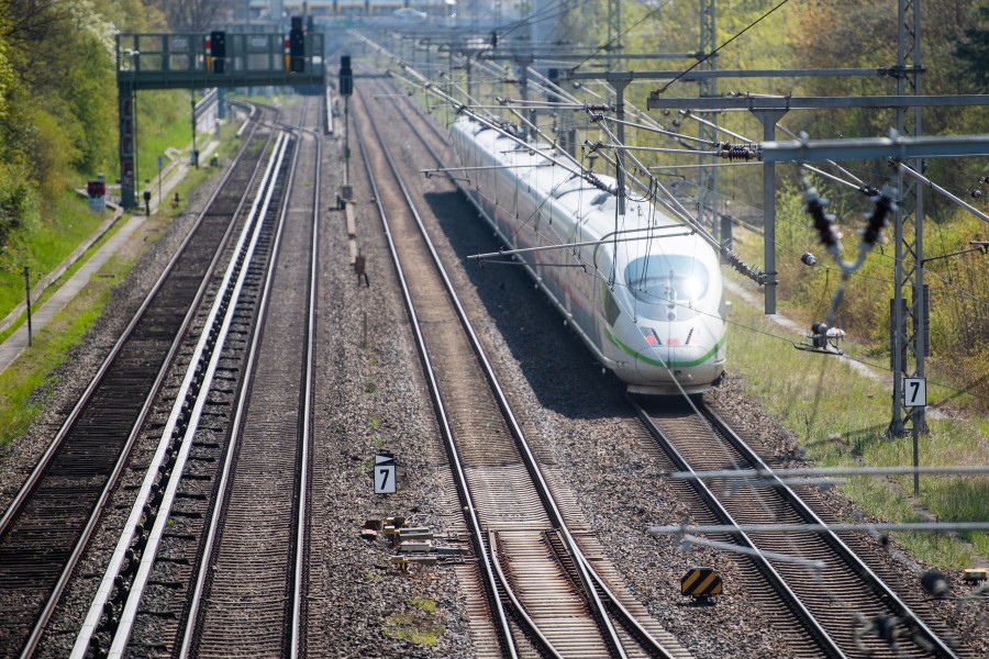 Die Deutsche Bahn will eine alte Schienenverbindung reaktivieren. (Archivbild) 