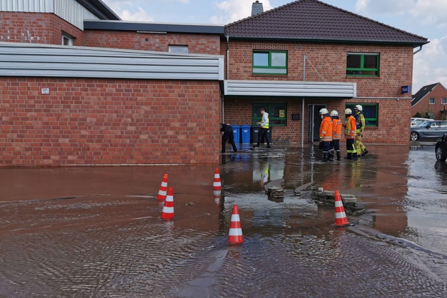 Die Feuerwehr verhinderte, dass das Wasser in das Polizeigebäude eindringen konnte. 