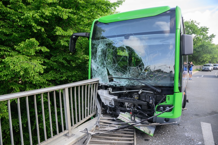 Heftig! In Hannover wurde ein Bus vom Brückengeländer durchbohrt.