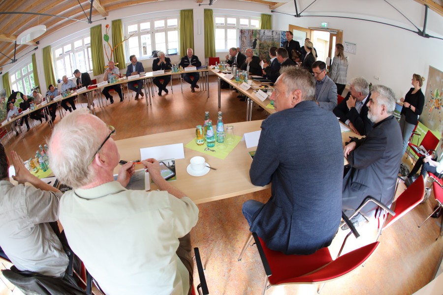 ertreter von Feuerwehr, des Nationalpark Harz, Waldbesitzer sowie des Landkreises und der betroffenen Ministerien nahmen am Runden Tisch teil.