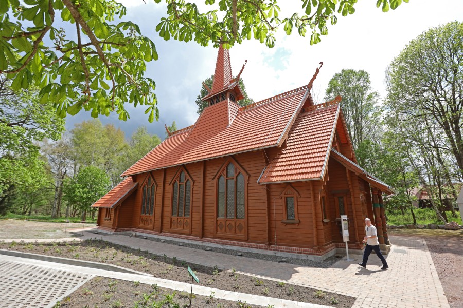 Endlich steht die Stabkirche an ihrem neuen Ort im Harz! 