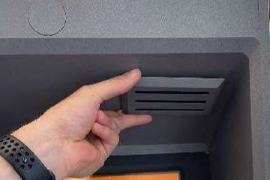 Betrüger installieren beispielsweise Kameras an Geldautomaten, um dich dabei zu filmen, wie du deine PIN eingibst. 