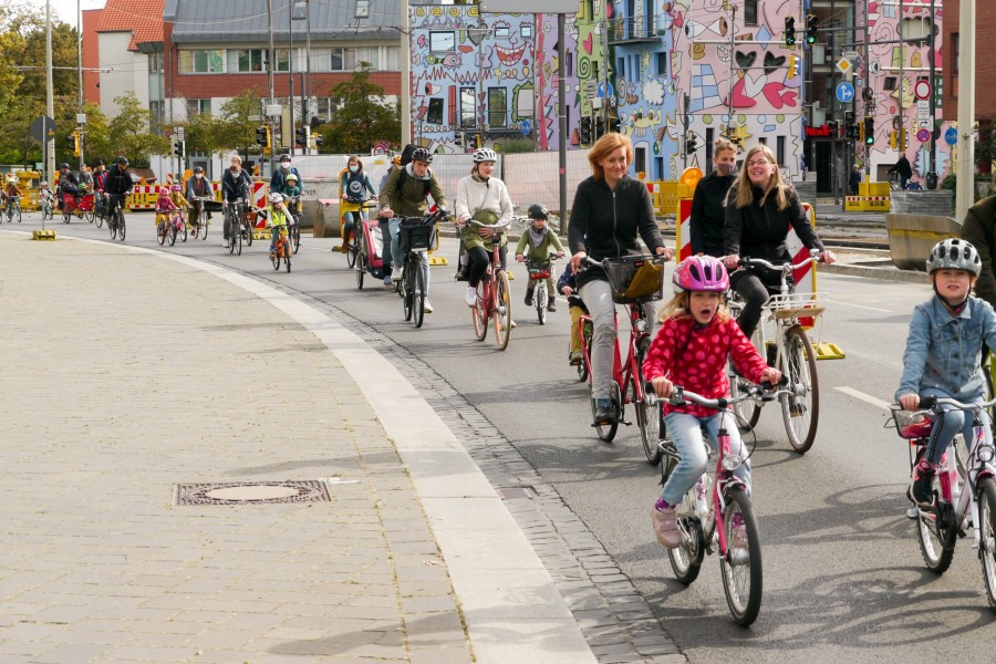 Die „Kidical Mass“ radelt im September 2020 durch Braunschweig. Sonntag tut sie es wieder!