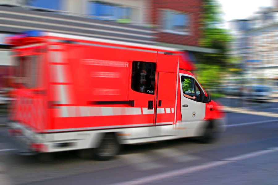 Eine Fußgängerin ging in Helmstedt bei Wolfsburg nichtsahnend über die Straße – das endete für sie im Krankenwagen. (Symbolfoto)