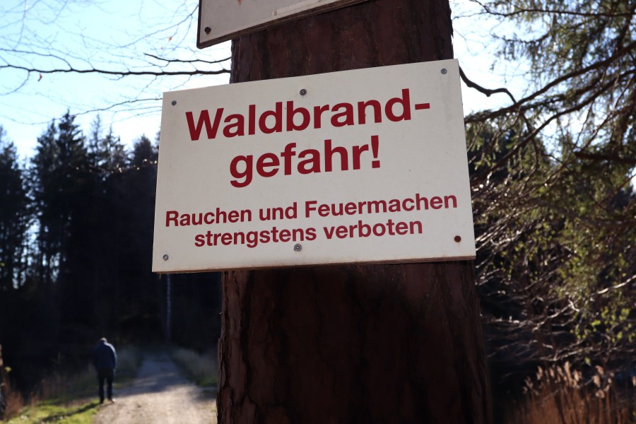 Wenn du in den Wäldern in Niedersachsen unterwegs bist, musst du auf's Rauchen verzichten. (Symbolbild)
