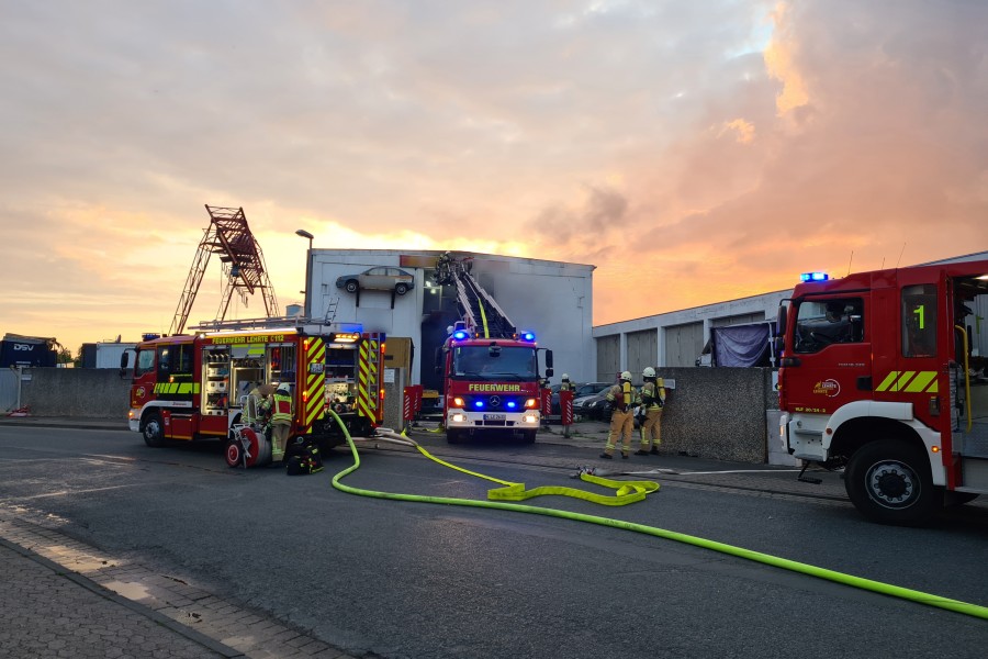 Mehrere Feuerwehren aus Region Hannover waren bis in den nächsten Morgen im Einsatz. 