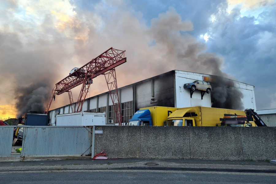 Vollbrand in einer 90 Meter langen Halle in Region Hannover!