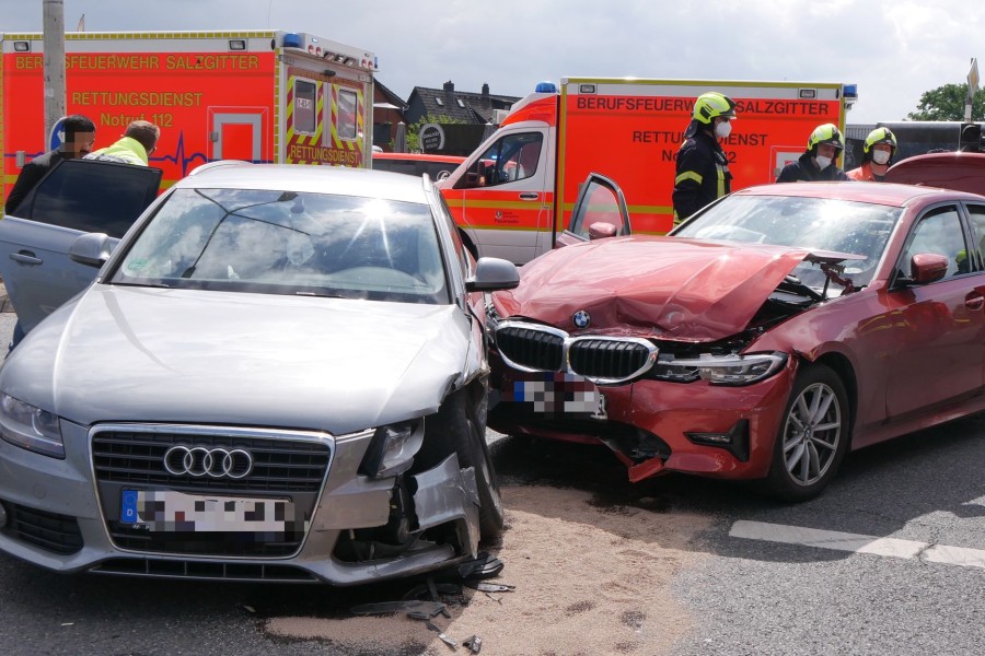 Beide Autos konnten nach dem Crash in Salzgitter nicht mehr weiterfahren.