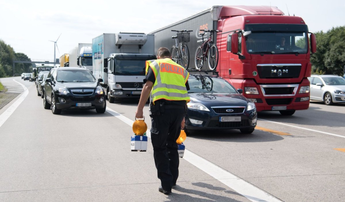 Unfall Autobahn absperrung verengung Fahrstreifen