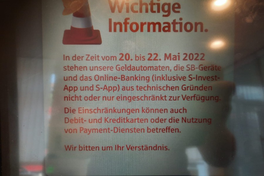 Kundeninformation der Sparkasse Braunschweig an einem Geldautomaten. 