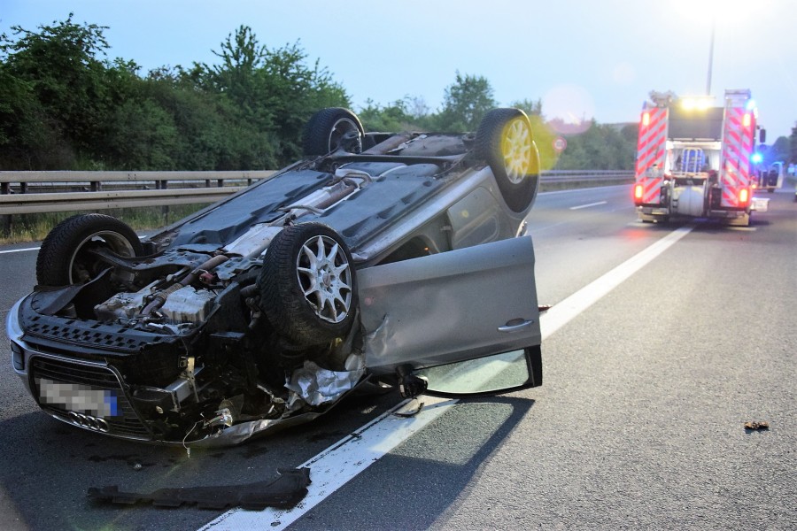 Der Audi hatte sich bei dem Unfall auf der A36 bei Braunschweig überschlagen.