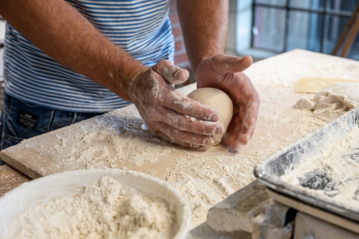 Bäcker beim Backen