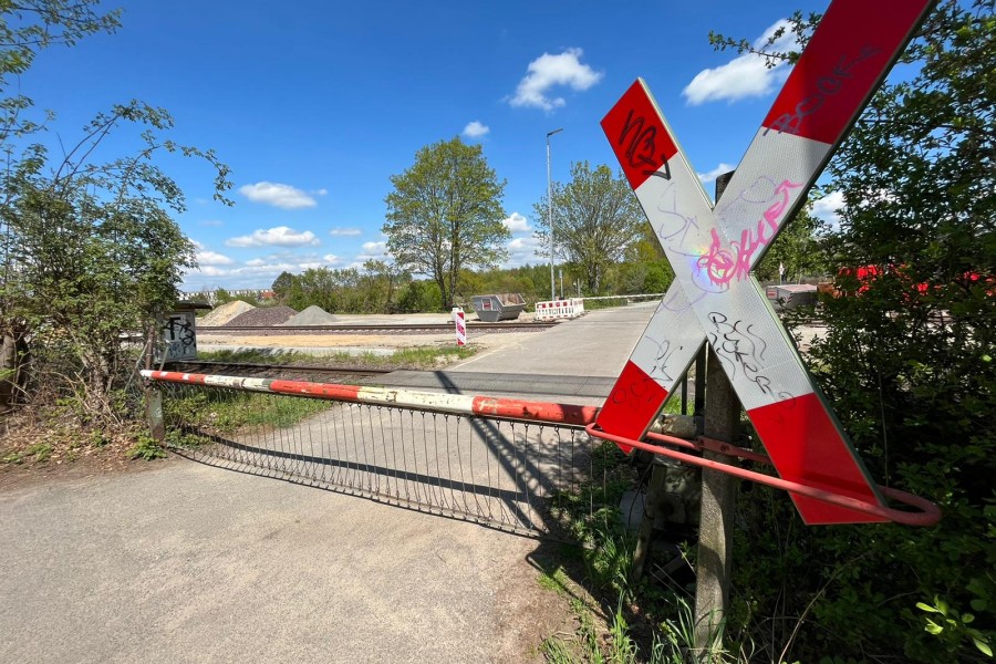 Ein gewohntes Bild: Der Bahnübergang an der Grünewaldstraße in Braunschweig ist zu. 