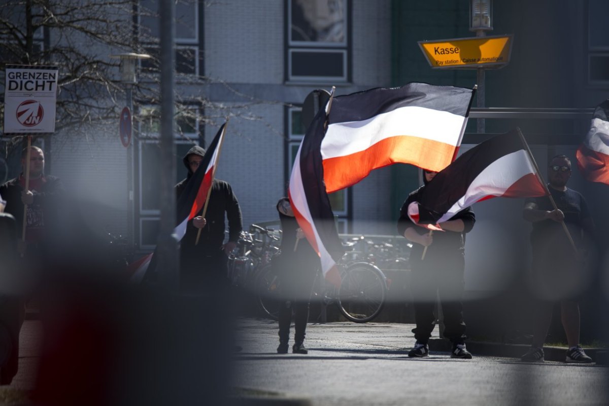 braunschweig npd die rechte neonazis nazis fahne flagge