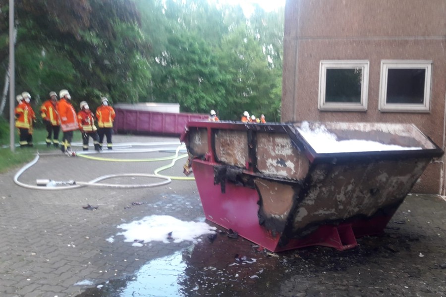 Viel Rauch – aber zum Glück ist nichts passiert. Dieser Container sorgte in Braunschweig für kurze Aufregung.  