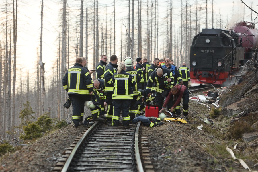 Einsatzkräfte der Feuerwehr stehen am Einsatzort auf dem Brocken. 