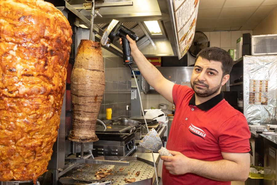 Döner-Chef Hasan Yildiz aus Salzgitter musste die Preise erhöhen. Genau wie alle anderen. Jetzt kommen weniger Kunden – und der Imbiss-Inhaber blickt pessimistisch in die Zukunft. 