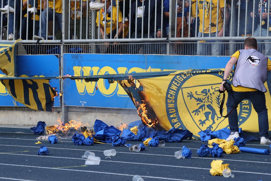 Eine Zaunfahne der Ultras von Eintracht Braunschweig geriet in Brand.