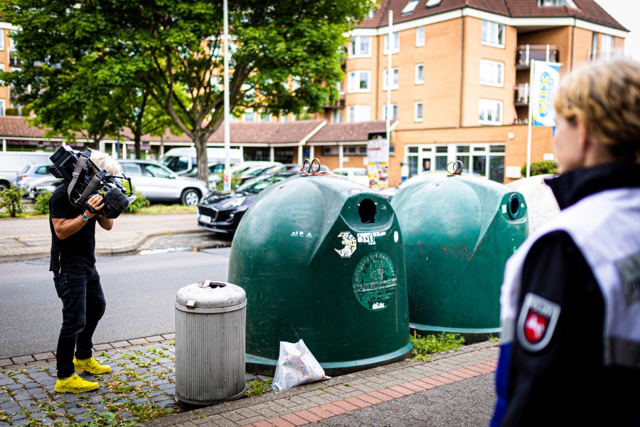 Schockfund in Hannover! Polizisten haben ein Baby in einer Mülltonne entdeckt. 