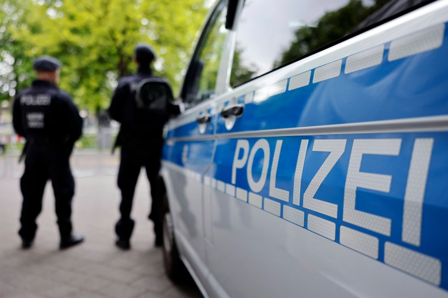 Nach einem Schockfund auf einem Feldweg in der Region Hannover sucht die Polizei nach einer ganz bestimmten Frau! (Symbolbild)