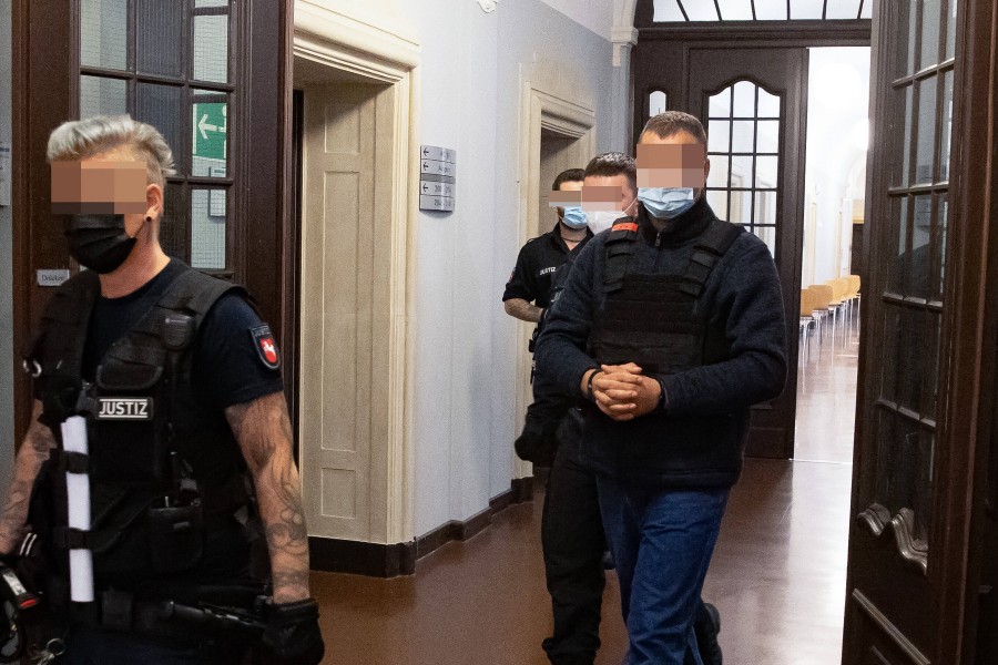 Hannover: Rinor Z. kommt in Handschellen zum Prozess. Am Mittwoch ist das Urteil gefallen. 