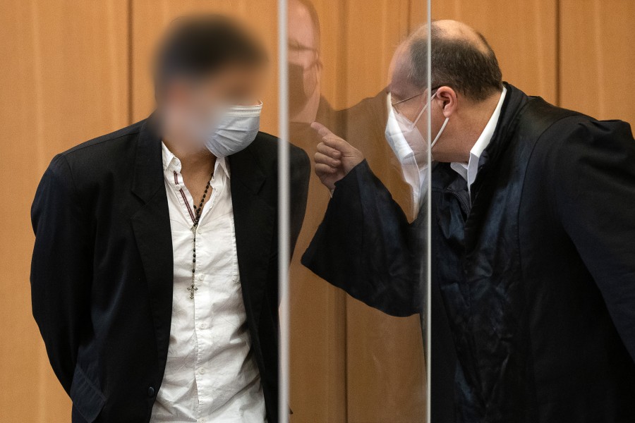 Braunschweig: Der Angeklagte aus dem Harz unterhält sich vor dem Auftakt im Mordprozess Karsten Manczak mit seinem Verteidiger. Ende Mai soll das Urteil in dem mysteriösen Fall fallen.  