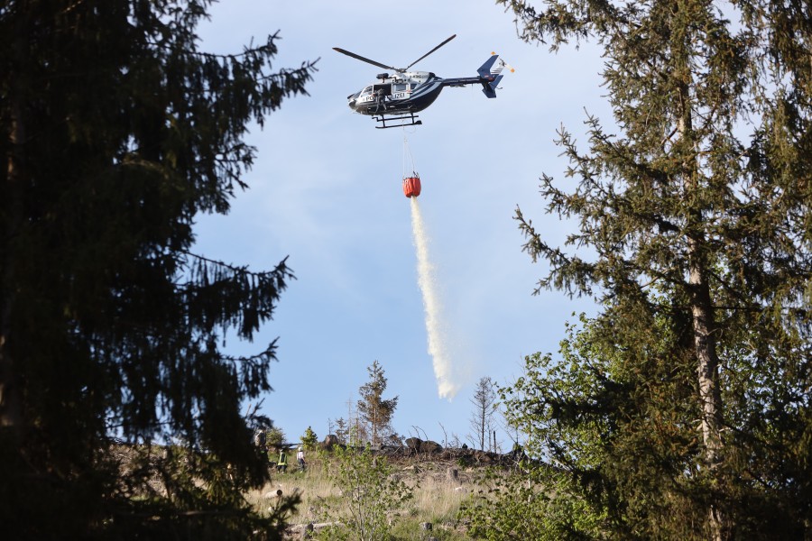 Auch ein Hubschrauber war im Harz im Einsatz und kämpfte gegen die Flammen.